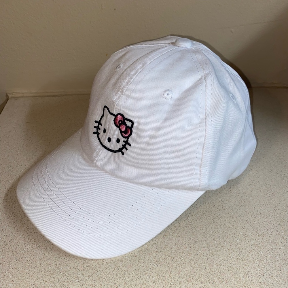 White Hello Kitty Hat - Picture 2 of 3